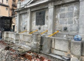 Intervienen en la fuente de Santa Columba para frenar las humedades del Centro de Visitantes