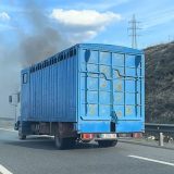 Un camión cargado de papel se incendia en la SG-20 junto al Luz de Castilla