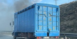 Un camión cargado de papel se incendia en la SG-20 junto al Luz de Castilla