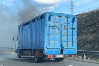 Un camión cargado de papel se incendia en la SG-20 junto al Luz de Castilla
