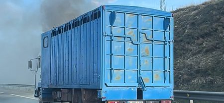 Un camión cargado de papel se incendia en la SG-20 junto al Luz de Castilla