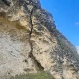 Un bloque de roca amenaza con caer sobre la Cuesta de los Hoyos