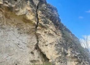 Un bloque de roca amenaza con caer sobre la Cuesta de los Hoyos