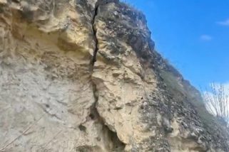 Un bloque de roca amenaza con caer sobre la Cuesta de los Hoyos