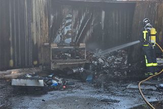 Arde una planta de reciclaje de baterías en Hontoria