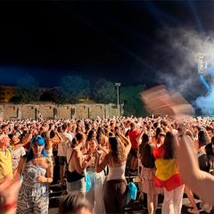 4.500 segovianos y la orquesta Panorama estrenan el antiguo regimiento como espacio fiestero