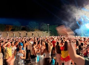 4.500 segovianos y la orquesta Panorama estrenan el antiguo regimiento como espacio fiestero