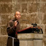 El fraile capuchino Víctor Herrero gana el Gil de Biedma de poesía