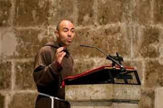El fraile capuchino Víctor Herrero gana el Gil de Biedma de poesía